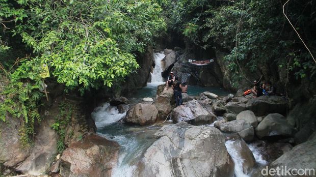 Bermain Air Di Segarnya Aliran Sungai Curug Leuwi Hejo
