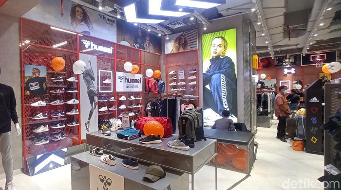 Brand Ternama Denmark Mejeng di Trans Studio Mall Bandung Brand ternama asal Denmark, Hummels kini mejeng di Bandung. Brand tersebut hadir di toko olahraga, Spord.