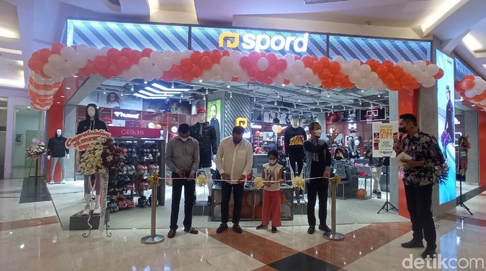 Brand Ternama Denmark Mejeng di Trans Studio Mall Bandung Brand ternama asal Denmark, Hummels kini mejeng di Bandung. Brand tersebut hadir di toko olahraga, Spord.