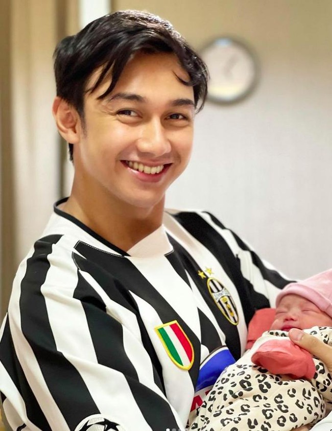 Baru pada 10 November lalu, Hito Caesar merayakan ulang tahun putri keduanya, Graziella Bible Emmanuela yang genap berusia satu tahun. Bersama sang istri, Felicya Angelista, Hito Caesar bangga bisa membesarkan kedua buah hatinya seperti yang terlihat di beberapa unggahan di Instagram. (Foto: Instagram)