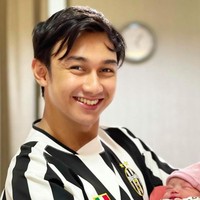 Baru pada 10 November lalu, Hito Caesar merayakan ulang tahun putri keduanya, Graziella Bible Emmanuela yang genap berusia satu tahun. Bersama sang istri, Felicya Angelista, Hito Caesar bangga bisa membesarkan kedua buah hatinya seperti yang terlihat di beberapa unggahan di Instagram. (Foto: Instagram)