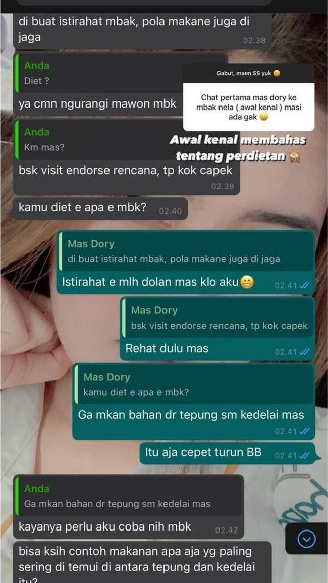 Isi chat awal mula pendekatan Nella Kharisma dan Dory Harsa ternyata membahas soal diet. Tak disangka dari awal pembahasan soal diet di WhatsApp itu kemudian jadi terus berlanjut hingga sampai ke jenjang pernikahan. Foto: Instagram/@nellakharisma