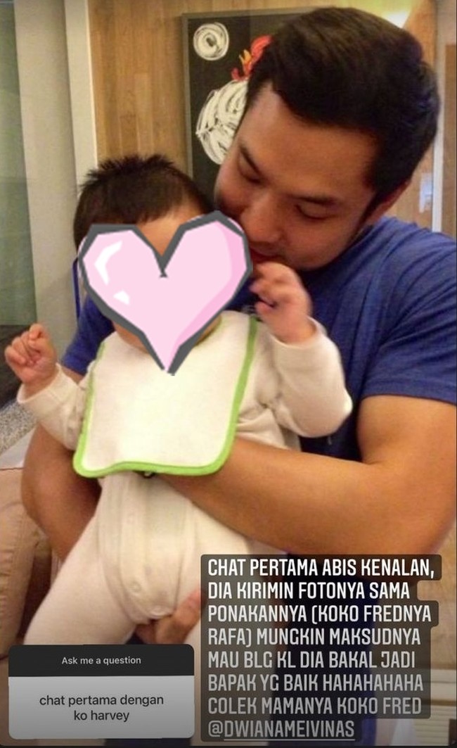 Terakhir ada foto pertama yang dikirimkan oleh Harvey Moeis untuk Sandra Dewi ketika masa-masa pendekatan. Saat itu Harvey mengirimkan fotonya yang sedang menggendong keponakannya. Foto kiriman Harvey itu tentu membuat Sandra Dewi menjadi salfok. Mungkin memang karena Harvey ingin menunjukkan kalau dirinya kelak bisa menjadi ayah yang baik. Foto: Instagram/@sandradewi88