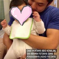 Terakhir ada foto pertama yang dikirimkan oleh Harvey Moeis untuk Sandra Dewi ketika masa-masa pendekatan. Saat itu Harvey mengirimkan fotonya yang sedang menggendong keponakannya. Foto kiriman Harvey itu tentu membuat Sandra Dewi menjadi salfok. Mungkin memang karena Harvey ingin menunjukkan kalau dirinya kelak bisa menjadi ayah yang baik. Foto: Instagram/@sandradewi88