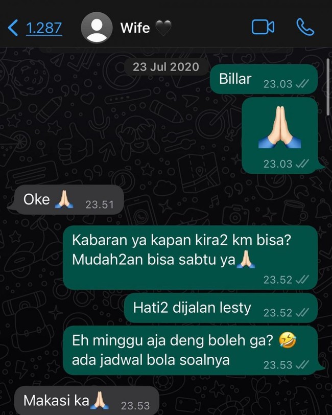 Begini isi chat awal mula pendekatan Rizky Billar dan Lesty Kejora. Terlihat Rizky Billar yang memulai pembicaraan di WhatsApp terlebih dahulu. Saat itu Lesty tampak hanya membalas singkat dan seadanya. Namun tak menyerah begitu saja, Billar tetap berusaha hingga kini terbukti keduanya telah menikah dan tengah menantikan kehadiran anak pertamanya. Foto: Instagram/@rizkybillar