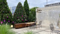 Bangunannya tak terlihat dari pinggir jalan, namun begitu masuk, area coffee shop ini terlihat luas.