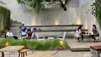 Bangunan utama coffee shop ini terdiri dari dua lantai dengan area bersantap indoor dan outdoor. Bagian outdoornya lebih banyak, termasuk area tempat duduk tribune (bertingkat) yang kekinian.