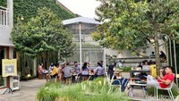 Highlight-nya ada pada kandang burung besar di bagian tengah kafe. Di dalamnya berisi burung lovebird menggemaskan yang berceloteh riang. 