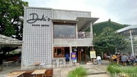 Dadis Coffee Garden berlokasi di Jalan Siliwangi, Depok 2 Tengah, tepatnya seberang pom bensin Shell yang baru dibuka.