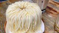 Untuk menutup santapan, coba pesan Mini Chiffon Cheese (Rp 40.000) yang dibalut keju super royal. Bentuknya juga cantik karena keju cheddar diparut memanjang, tanpa terputus di tengah-tengah.