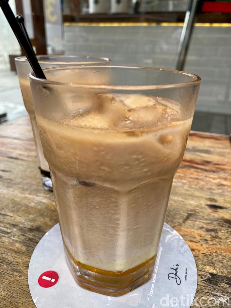 Dadi's Coffee Garden: Ada Udon Tek Tek dan Kopi Susu Pisang di Coffee Shop Kece Depok