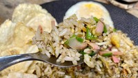 Nasi gorengnya dilengkapi suwiran ayam goreng, irisan daun bawang, dan tentu saja kecombrang. Rasa gurih manisnya memuaskan selera.