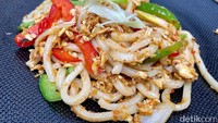 Kalau mau yang unik, pesanlah Udon Tek Tek (Rp 55.000). Berupa udon, mie tebal kenyal khas Jepang, yang dimasak seperti mie tek tek ala Jawa.