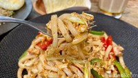 Menu ini terlihat cantik dengan tambahan irisan paprika merah, paprika hijau, dan bawang bombai. Untuk toppingnya memakai irisan ayam yang besar-besar.