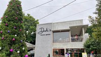 Di sekeliling area coffee shop juga terdapat pepohonan dan tanaman hijau yang menambah kesan asri.