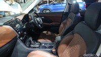 Jika dibandingkan dengan HR-V, performanya beda. HR-V 1.5 L. dipersenjatai mesin SOHC 16 Valve i-VTEC dengan tenaga puncak 118 Hp di angka 6.600 rpm dan punya torsi maksimal 145 Nm di rpm 4.600.
