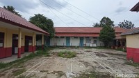 Salah satunya adalah SDN Pancoran Mas 2. Sekolah ini terlihat terbengkalai dan kosong. Ternyata sekolah ini sudah 2 tahun kosong karena pandemi. Bangunan jendela khas Belanda masih terlihat kokoh, namun langit-langitnya mulai rontok. 