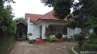 Rumah Mohammad Isa adalah salah satunya. Beralamat di jalan Pemuda nomor 52, Rt 2/Rw 5, rumah ini begitu menarik perhatian. Berbincang dengan detikTravel, pemilik rumah mengaku bahwa dirinya belum mendapatkan sosialisasi dari RT atau Pemda terkait dengan kawasan Heritage Depok Lama. 