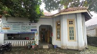 Tak hanya rumah, bangunan Belanda yang ada di sana juga disewakan sebagai kantor.