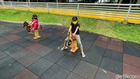Warga berkunjung ke Taman Puring bersama keluarga, teman, bahkan anak-anak. 