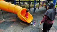 Seorang anak terlihat asyik bermain prosotan di RTH tersebut. 