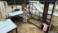 Anak-anak dan warga dapat bermain di sekitar lapangan yang luas.