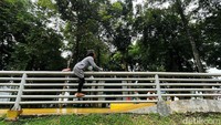 Anak-anak menikmati sejumlah fasilitas bermain di RTH. Mereka bermain dengan didampingi orangtuanya.