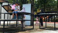 Anak-anak berusia di bawah 12 tahun harus dengan pendampingan orang tua saat berkunjung di taman ini.