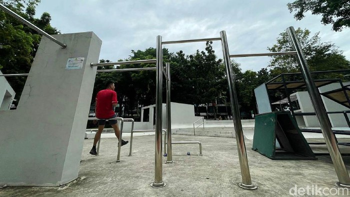 Pemprov DKI Jakarta kembali membuka ruang terbuka hijau, salah satunya Taman Puring. RTH yang terletak di Jakarta Selatan itu pun kembali ramai pengunjung.