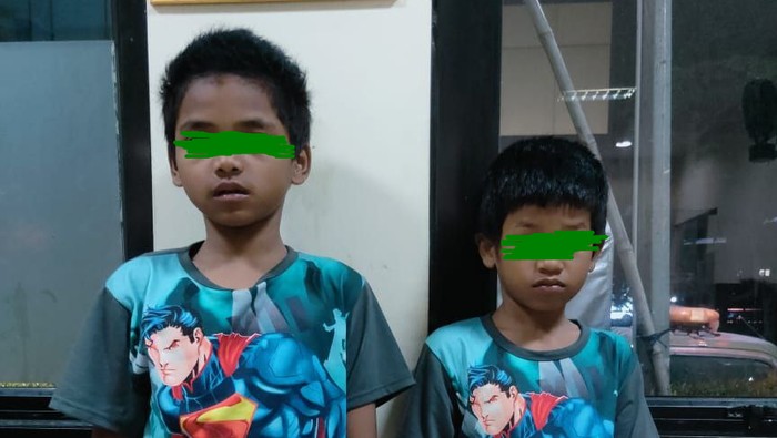 Dua anak laki-laki terlantar di ditemukan Satpol PP sedang tidur dekat jembatan depan Mal Depok Twon Square.