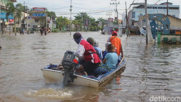 Dua pekan sudah berlalu, banjir di Sintang, Kalbar belum surut. Seorang perempuan yang hendak melahirkan harus dibawa ke RS menggunakan speedboat. (Adi Saputro/detikcom)