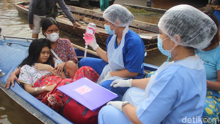 Dua pekan sudah berlalu, banjir di Sintang, Kalbar belum surut. Seorang perempuan yang hendak melahirkan harus dibawa ke RS menggunakan speedboat. (Adi Saputro/detikcom)