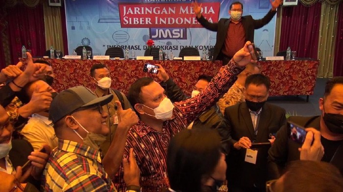 Filrli Bahuri berselfie bersama peserta Rakernas JMSI di Semarang