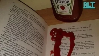 Pembatas buku kan bisa pakai yang lain, penggaris misalnya atau dilipat di pinggiran kertas dan tentunya bukan dengan saus. Foto: via Reddit