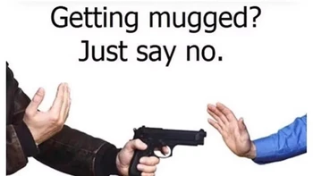 Peraturannya sih orang lain memang tidak bisa mengambil barang orang lain tanpa izin. Tapi mohon maaf nih, gimana cara nolaknya jika ditodong pistol? Foto: via Reddit