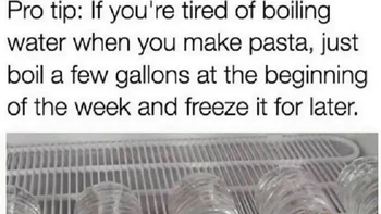 Jika lelah merebus air untuk memasak, langsung rebus yang banyak dan simpan di kulkas sebagai persediaan. Ya ampun, malah nambah kerjaan. Foto: via Reddit