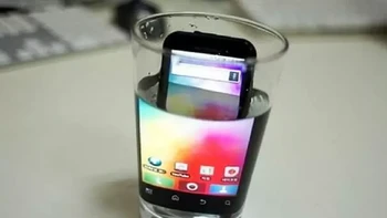 Nggak usah ngadi-ngadi, deh, pakai gelas buat memperbesar layar. Foto: via Reddit