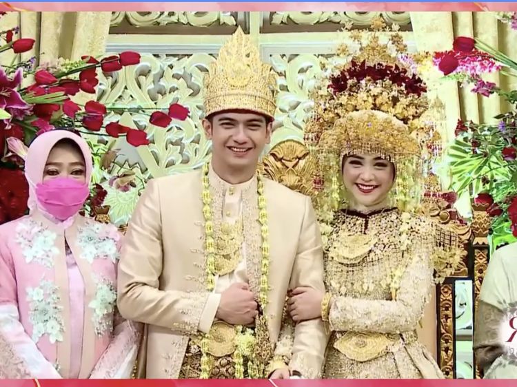 7 Potret Pernikahan Ria Ricis dan Teuku Ryan, Mewah Bernuansa Emas