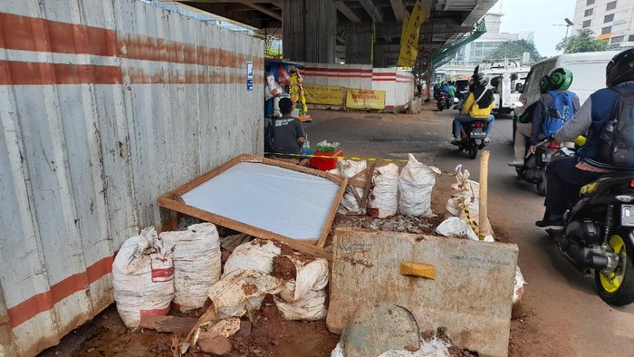 Galian di Jl MT Haryono disebut telah selesai. Namun ada sisa proyek yang masih ada di lokasi.