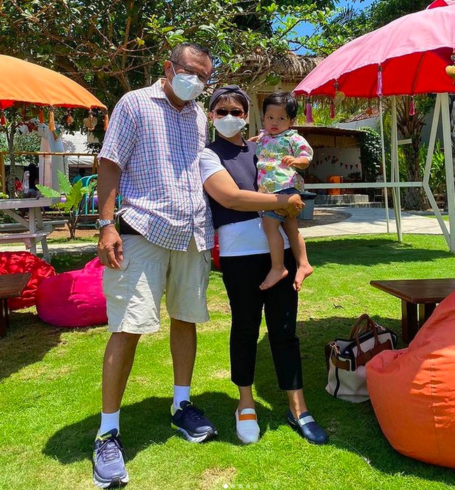 Tak cuma untuk kesempatan formal, ketika berlibur pun menteri Retno tetap bersolek dengan sepatu berwarna. Saat bersantai bersama keluarga di Pulau Dewata, nenek dua cucu ini memakai loafers kanan berwarna putih dan kiri berwarna biru navy. (Foto: Instagram/@retno_marsudi)