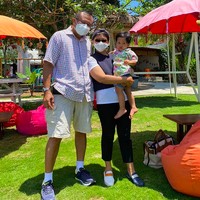 Tak cuma untuk kesempatan formal, ketika berlibur pun menteri Retno tetap bersolek dengan sepatu berwarna. Saat bersantai bersama keluarga di Pulau Dewata, nenek dua cucu ini memakai loafers kanan berwarna putih dan kiri berwarna biru navy. (Foto: Instagram/@retno_marsudi)