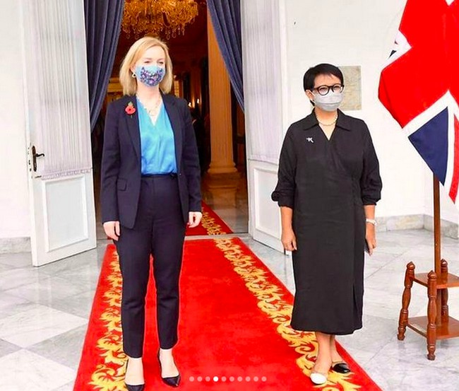 Menlu Retno Marsudi menerima kunjungan Menlu Inggris Elizabeth Truss di Jakarta, Kamis (11/11/2021). Gaun hitam polos menemani penampilan satu dari sedikit menteri perempuan Jokowi itu. Namun, atensi justru tertuju pada flat shoes Ibu Menteri. Ia memakai sepatu beda warna: sepatu kirinya berwarna hitam, sebelahnya putih. Seorang netizen berkomentar, Pilihan beda warna ujung sepatu Bu @retno_marsudi unik. (Foto: Instagram/@ukinindonesia)