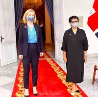 Menlu Retno Marsudi menerima kunjungan Menlu Inggris Elizabeth Truss di Jakarta, Kamis (11/11/2021). Gaun hitam polos menemani penampilan satu dari sedikit menteri perempuan Jokowi itu. Namun, atensi justru tertuju pada flat shoes Ibu Menteri. Ia memakai sepatu beda warna: sepatu kirinya berwarna hitam, sebelahnya putih. Seorang netizen berkomentar, Pilihan beda warna ujung sepatu Bu @retno_marsudi unik. (Foto: Instagram/@ukinindonesia)