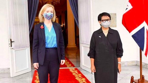 5 Gaya Unik Menlu Retno Marsudi Pakai Sepatu Beda Sebelah, Dipuji Netizen