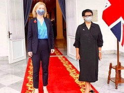 5 Gaya Unik Menlu Retno Marsudi Pakai Sepatu Beda Sebelah, Dipuji Netizen