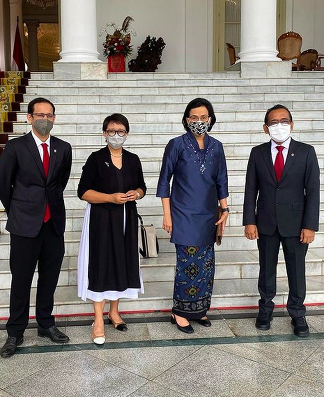 Sepatu yang sama juga menjadi andalan Retno saat menyambut kedatangan Perdana Menteri Malaysia Dato Sri Ismail Sabri Yaakob di Istana Bogor, pada Rabu (10/11/2021). Warna sepatunya senada dengan busana Retno bernuansa monokrom hitam-putih. Inikah diplomasi gaya ala Menteri Retno? (Foto: Instagram/@smindrawati)