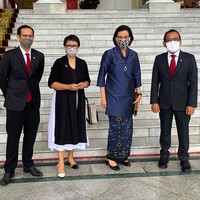 Sepatu yang sama juga menjadi andalan Retno saat menyambut kedatangan Perdana Menteri Malaysia Dato Sri Ismail Sabri Yaakob di Istana Bogor, pada Rabu (10/11/2021). Warna sepatunya senada dengan busana Retno bernuansa monokrom hitam-putih. Inikah diplomasi gaya ala Menteri Retno? (Foto: Instagram/@smindrawati)