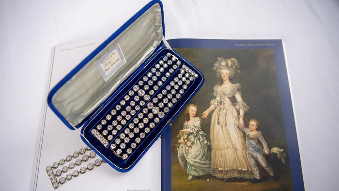 Dua gelang berlian yang pernah dimiliki oleh ratu terakhir Prancis, Marie Antoinette, telah terjual seharga lebih dari $8 juta (Rp114 miliar) dalam sebuah lelang di Swiss.
