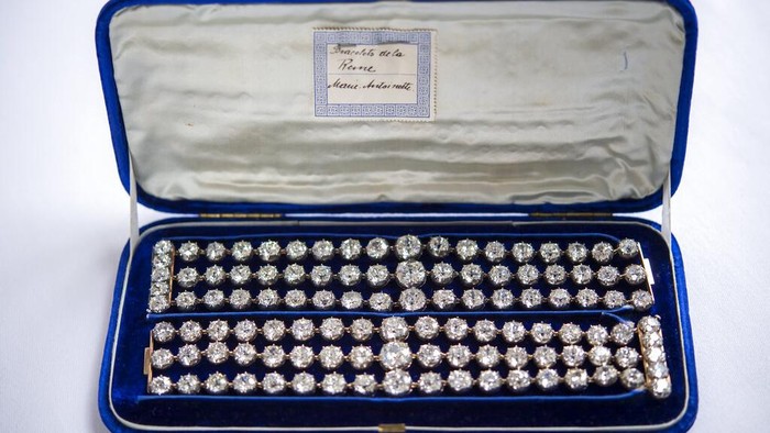 Gelang Ratu Terakhir Prancis Dilelang Rp 114 Miliar Dua gelang berlian yang pernah dimiliki oleh ratu terakhir Prancis, Marie Antoinette, telah terjual seharga lebih dari $8 juta (Rp114 miliar) dalam sebuah lelang di Swiss.