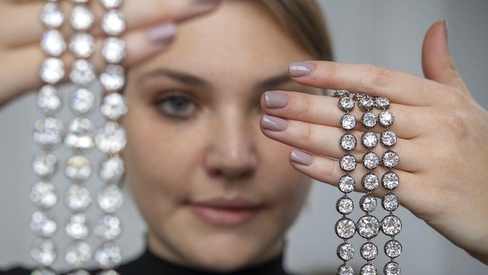Gelang Ratu Terakhir Prancis Dilelang Rp 114 Miliar Dua gelang berlian yang pernah dimiliki oleh ratu terakhir Prancis, Marie Antoinette, telah terjual seharga lebih dari $8 juta (Rp114 miliar) dalam sebuah lelang di Swiss.